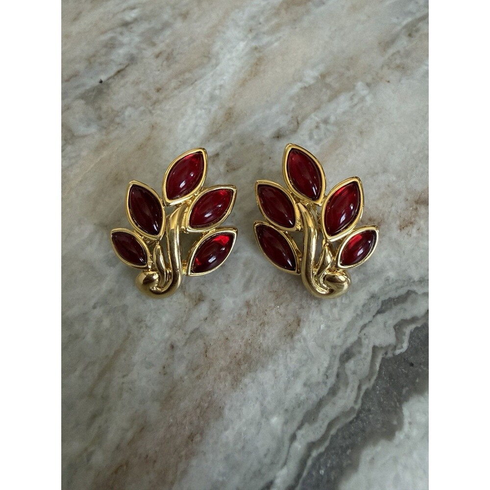 VTG Trifari gold tone red enamel earrings signed, clip on Excellent Condition